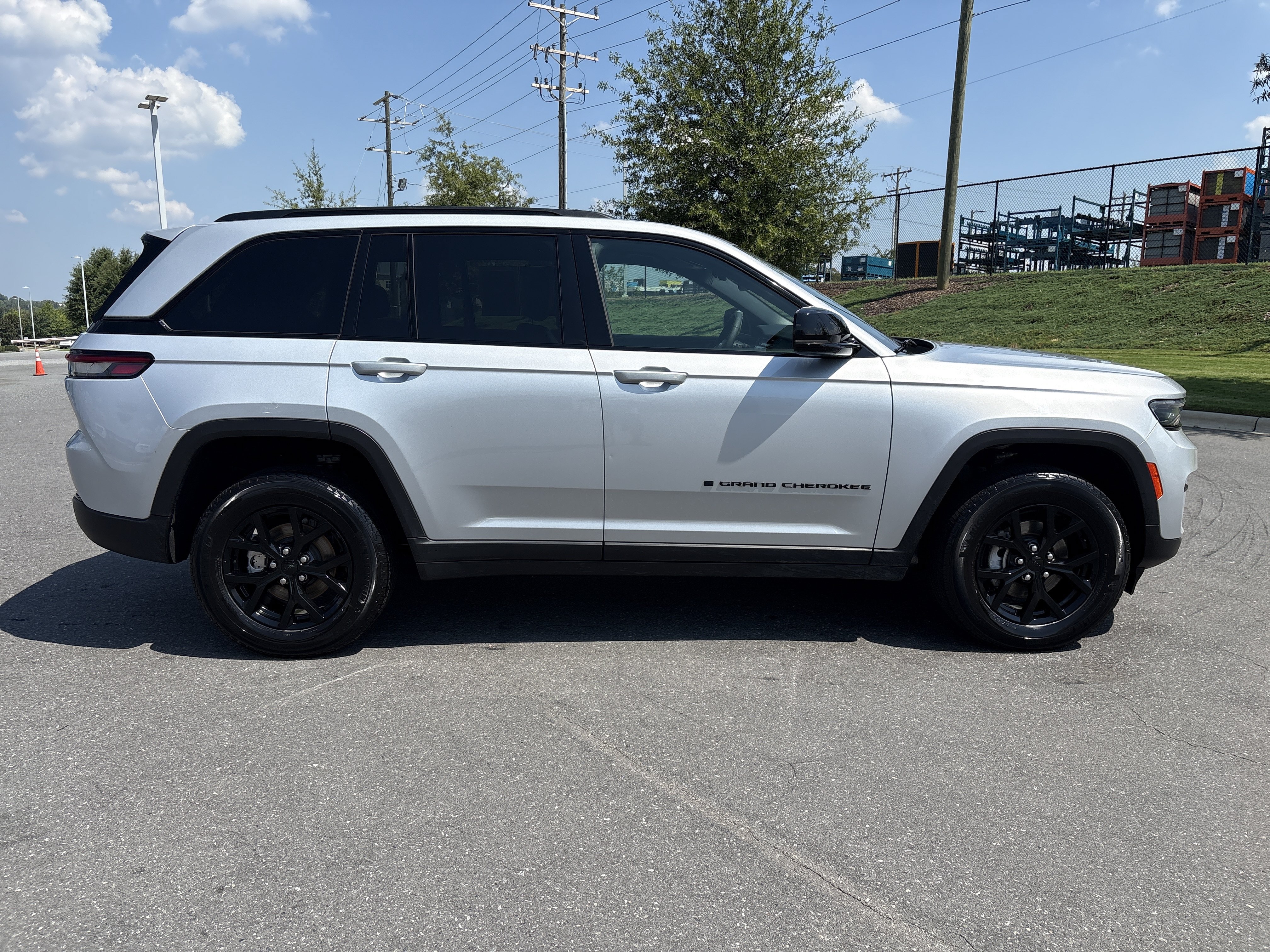 Used 2025 Jeep Grand Cherokee Altitude AWD/4WD image 10