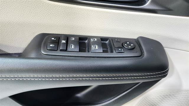 Used 2024 Chrysler Pacifica Touring-L FWD image 19
