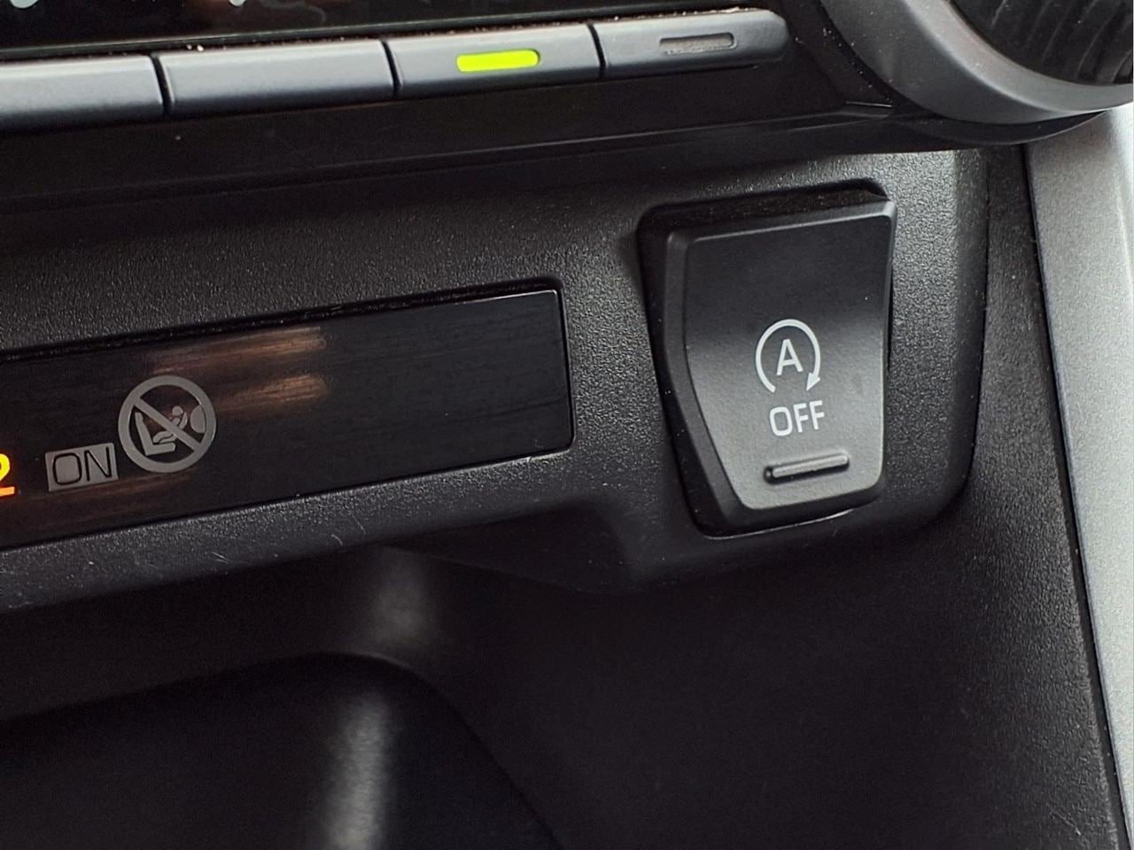 Used 2025 Toyota RAV4 XLE AWD/4WD image 25