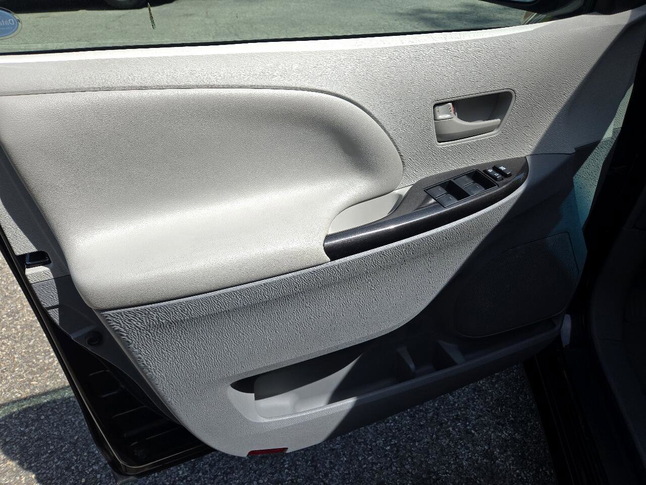 Used 2014 Toyota Sienna LE image 9
