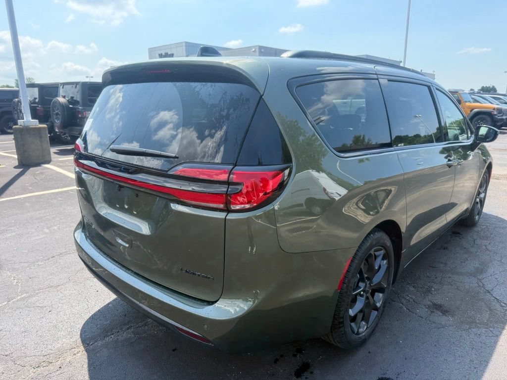 New 2027 Chrysler Pacifica Limited FWD image 3
