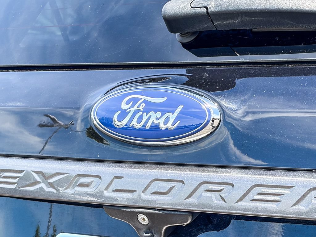 Used 2017 Ford Explorer XLT w/ Equipment Group 202A FWD image 9