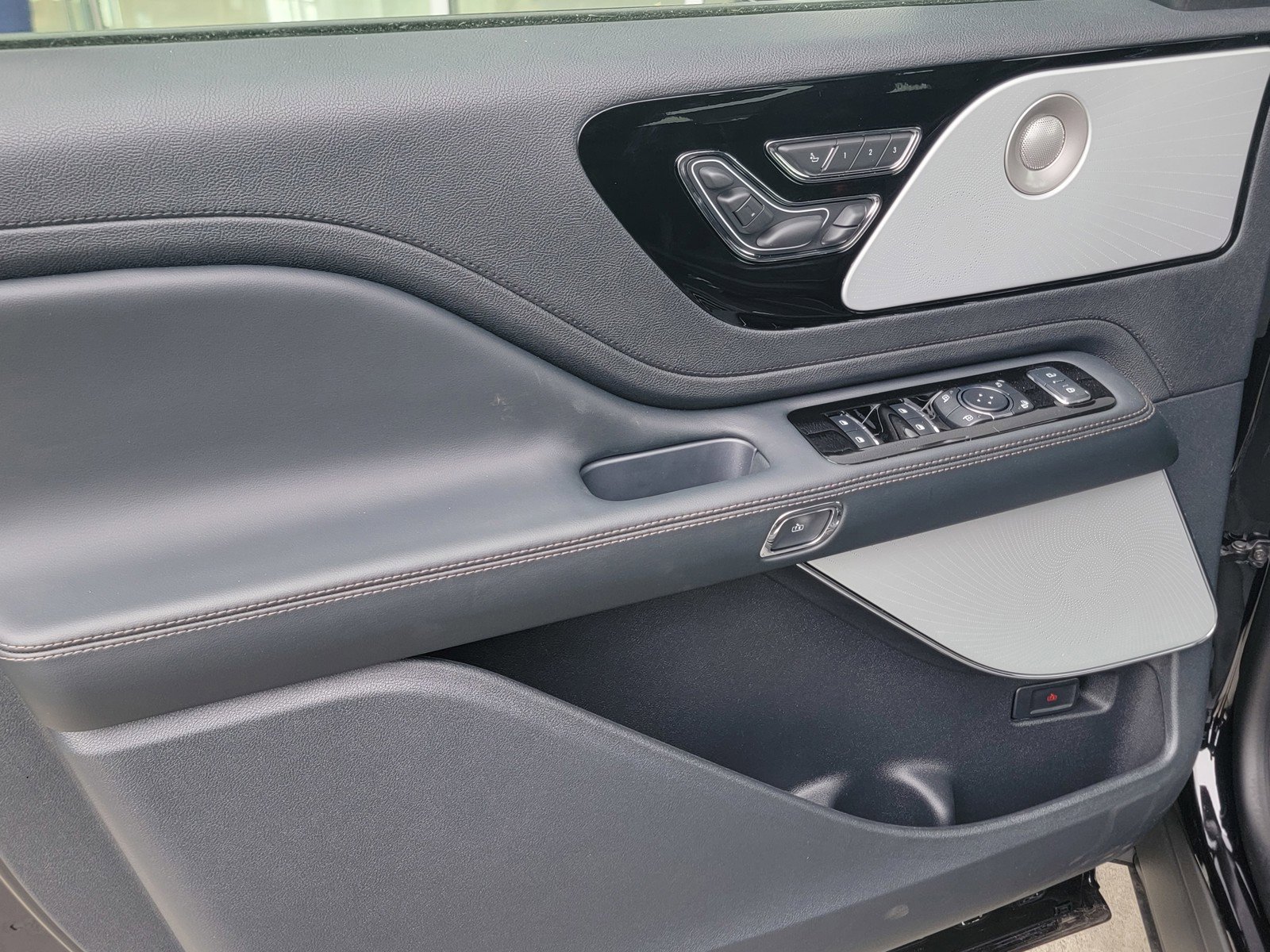 New 2026 Lincoln Aviator Reserve w/ Luxury Package RWD image 8