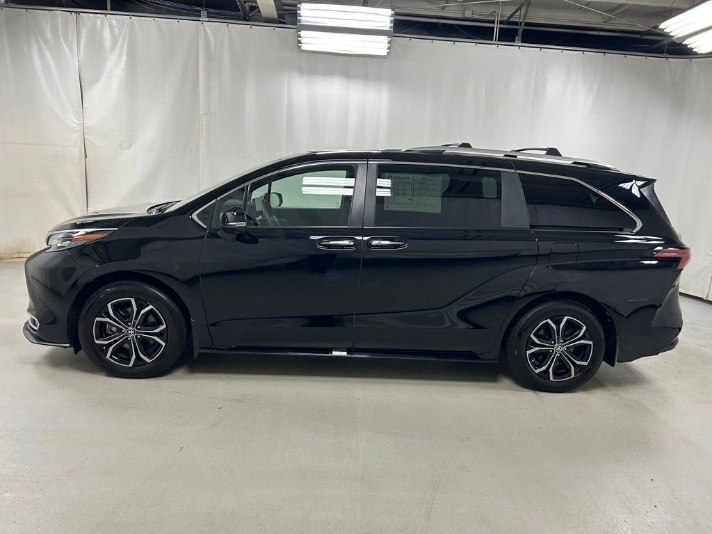 Used 2025 Toyota Sienna Platinum AWD/4WD image 8