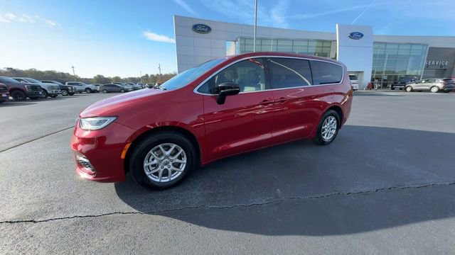 Used 2025 Chrysler Pacifica Select image 4