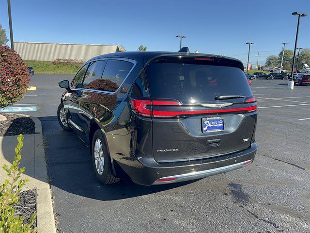 Used 2023 Chrysler Pacifica Touring-L FWD image 5