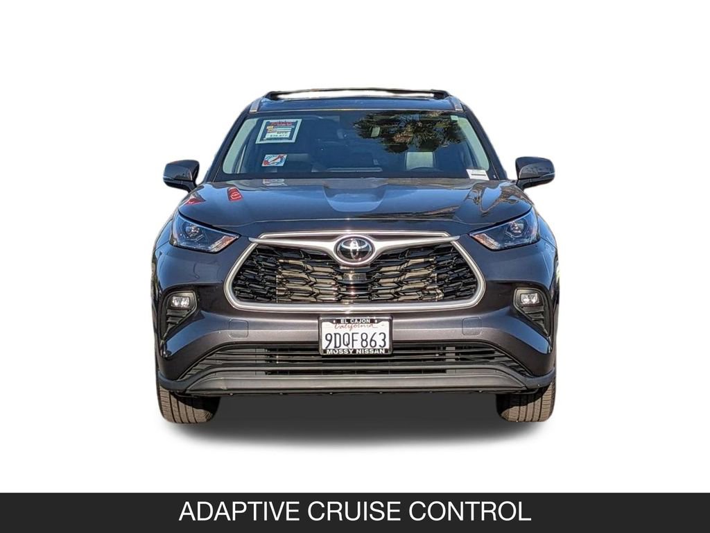 Used 2022 Toyota Highlander XLE AWD/4WD image 4