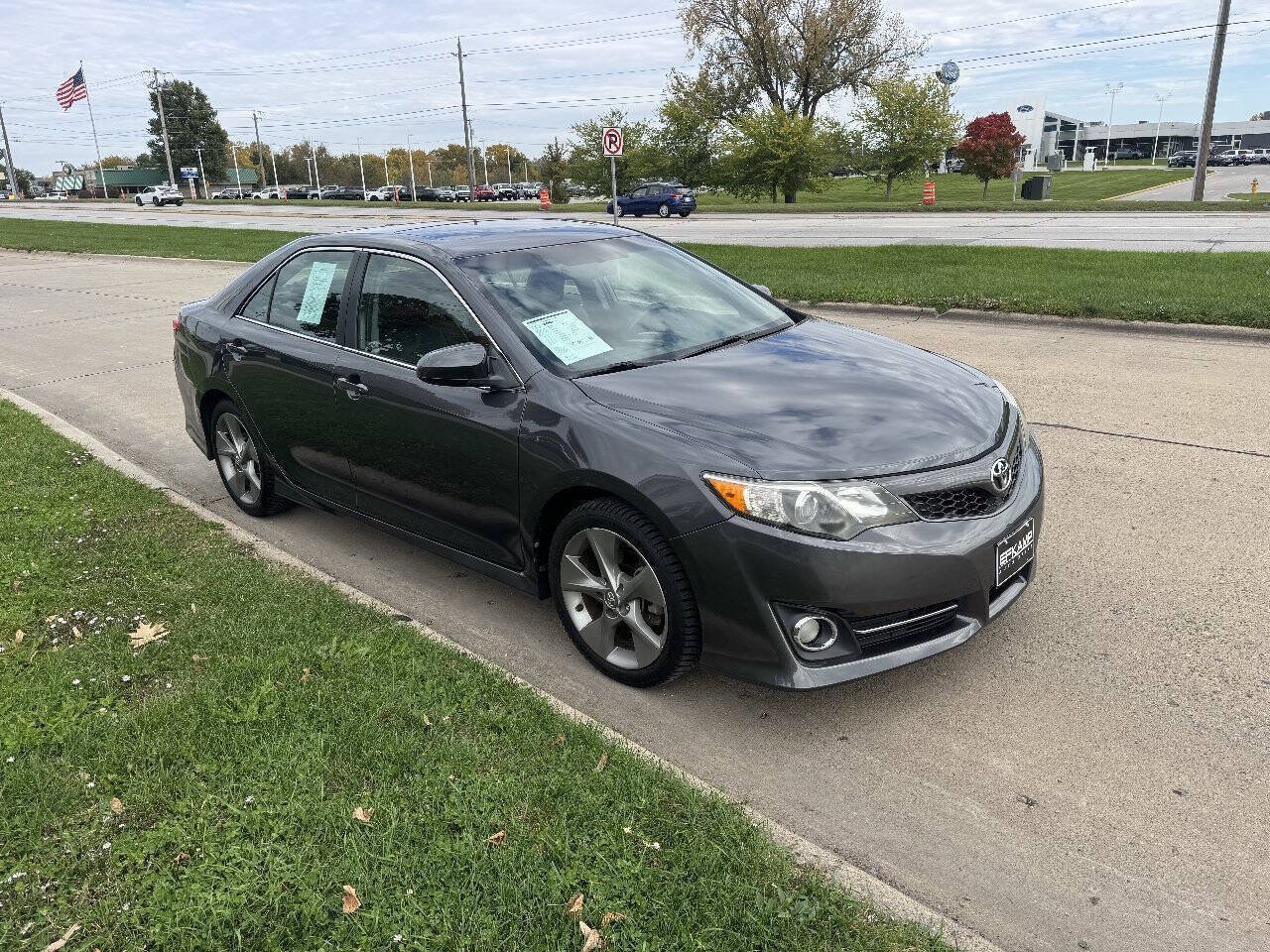 Used 2012 Toyota Camry SE w/ Leather Pkg FWD image 8