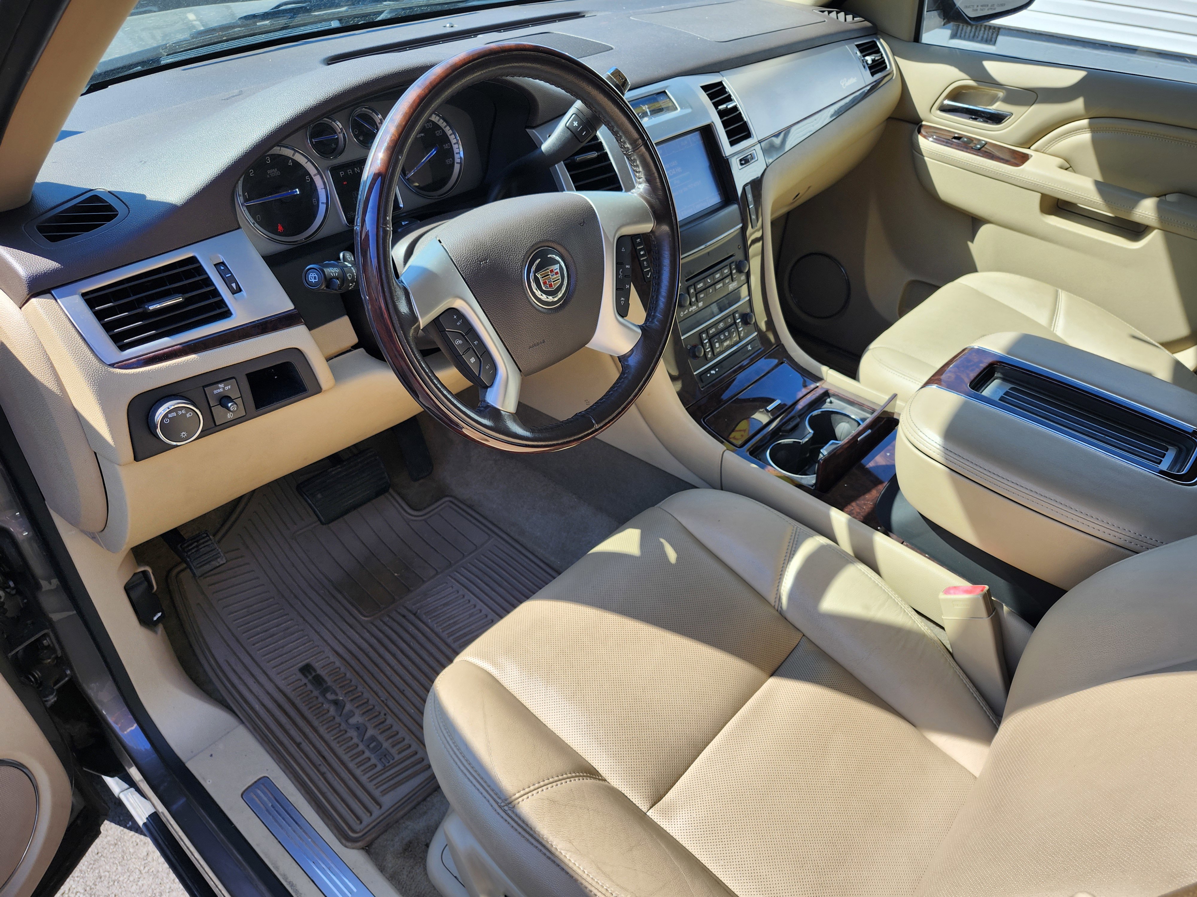 Used 2013 Cadillac Escalade Luxury image 4