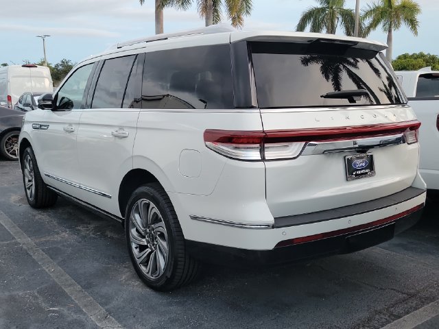 Used 2023 Lincoln Navigator Reserve RWD image 3
