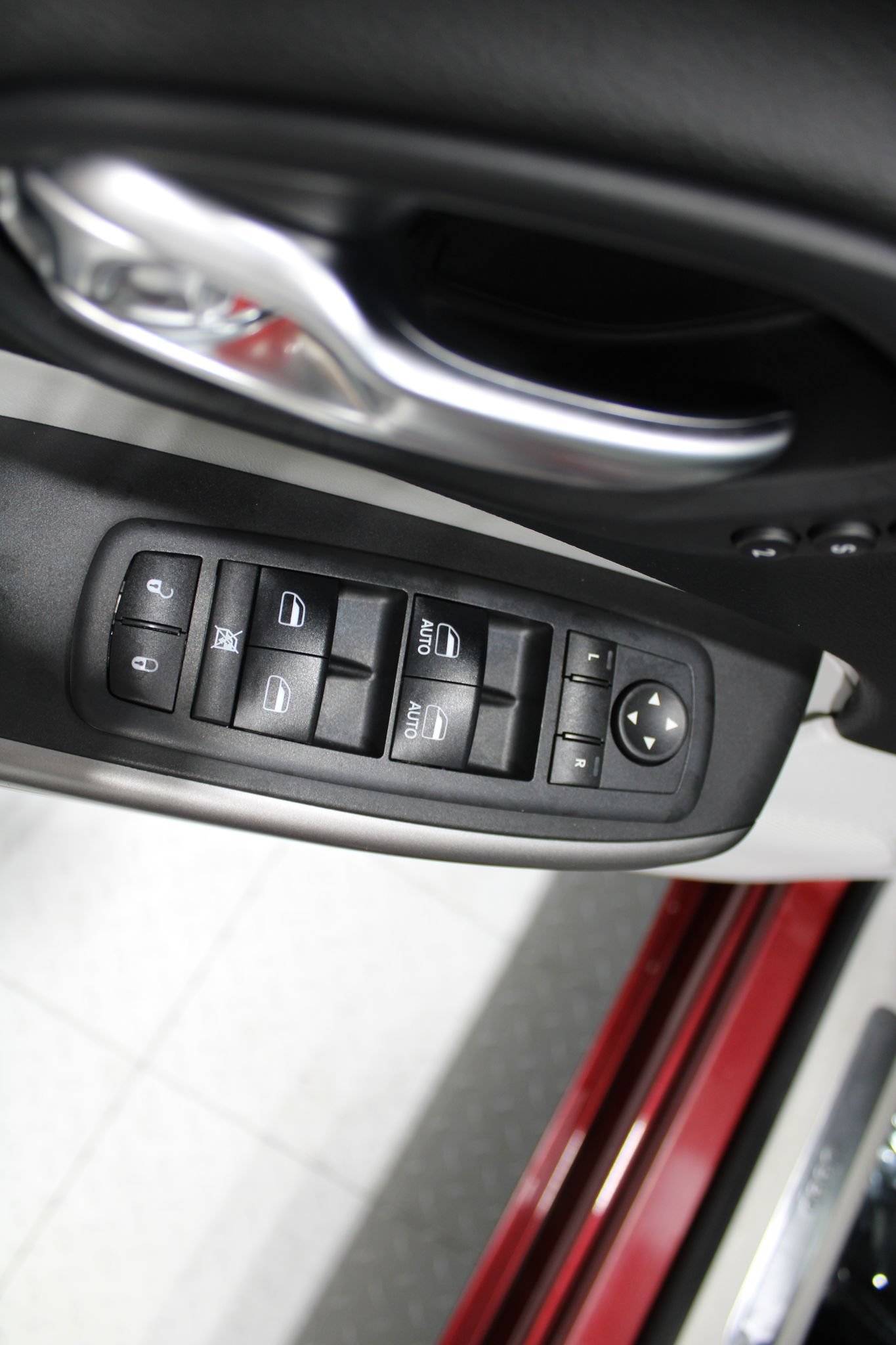 Used 2019 Jeep Cherokee Overland w/ Technology Group AWD/4WD image 43