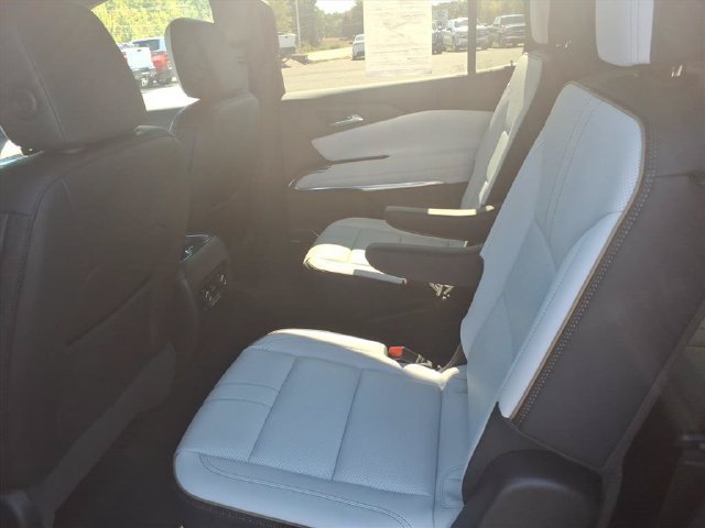 Used 2025 Chevrolet Traverse High Country FWD image 11