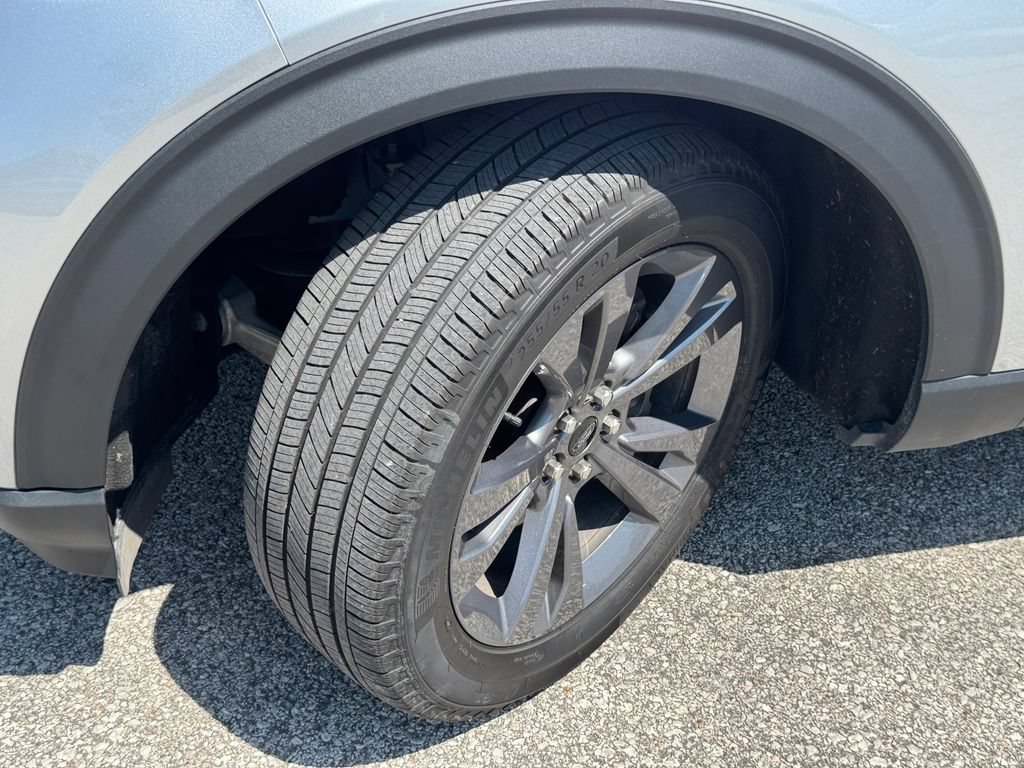 Used 2024 Ford Explorer XLT w/ Equipment Group 202A AWD/4WD image 43