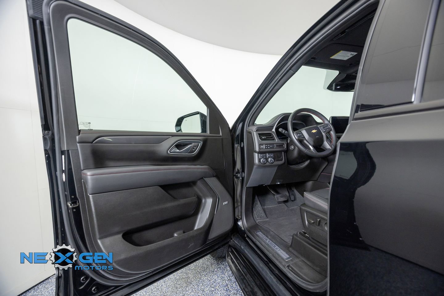 Used 2024 Chevrolet Suburban RST w/ Luxury Package AWD/4WD image 9