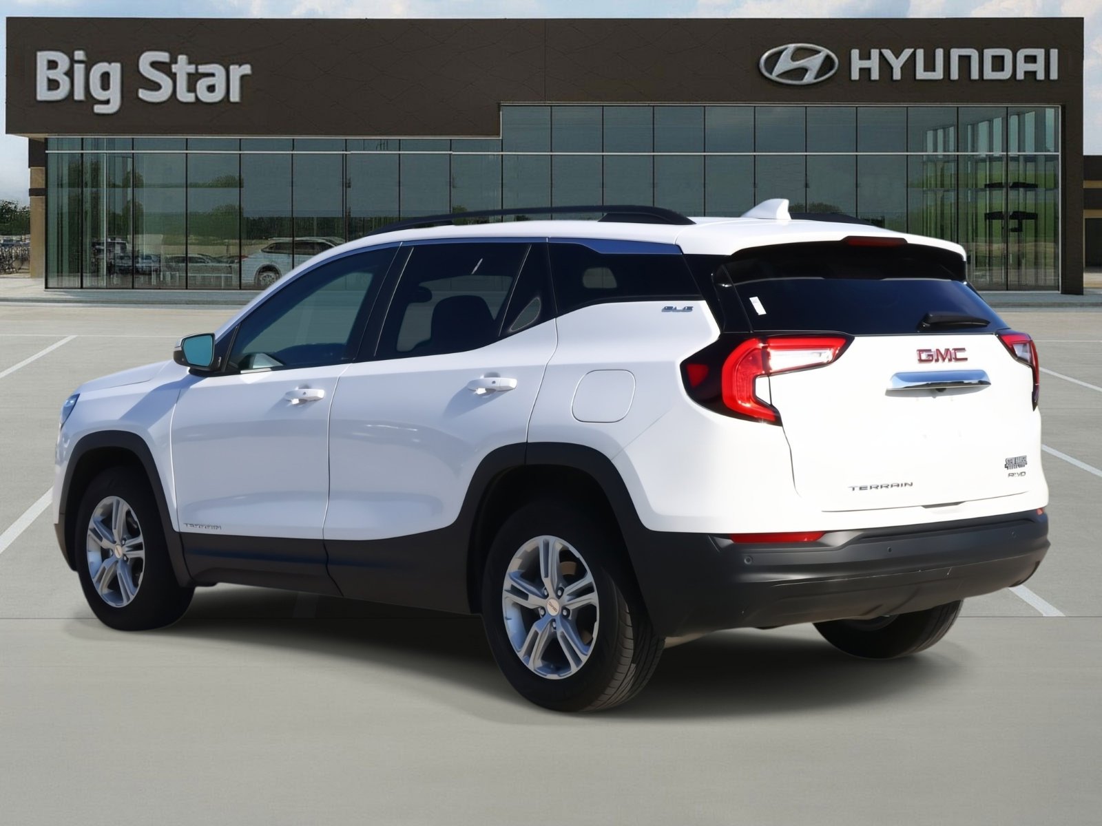 Used 2023 GMC Terrain SLE w/ Driver Convenience Package image 3