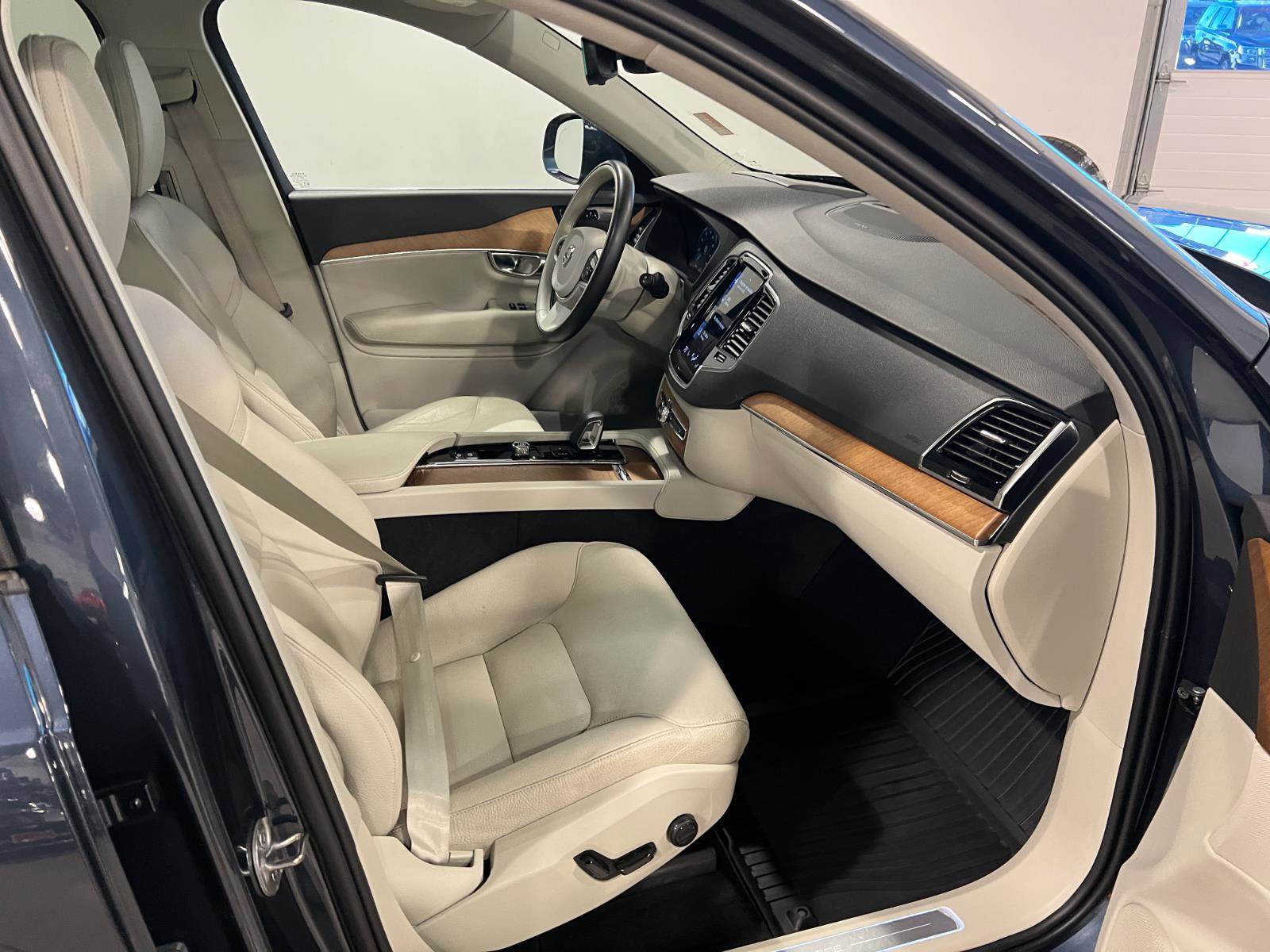 Used 2022 Volvo XC90 T8 Inscription Expression w/ Advanced Package image 39