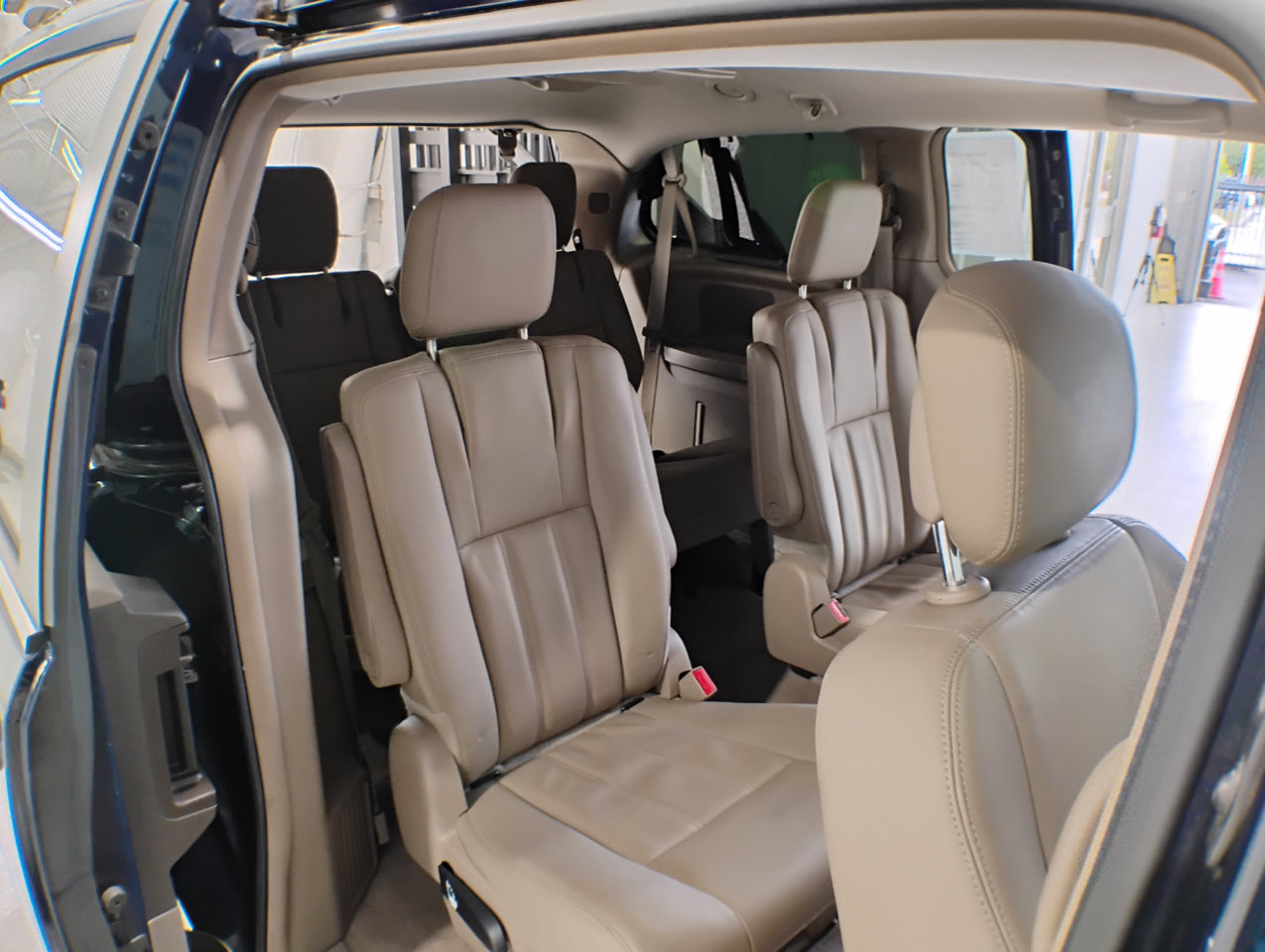 Used 2016 Chrysler Town & Country Touring image 18