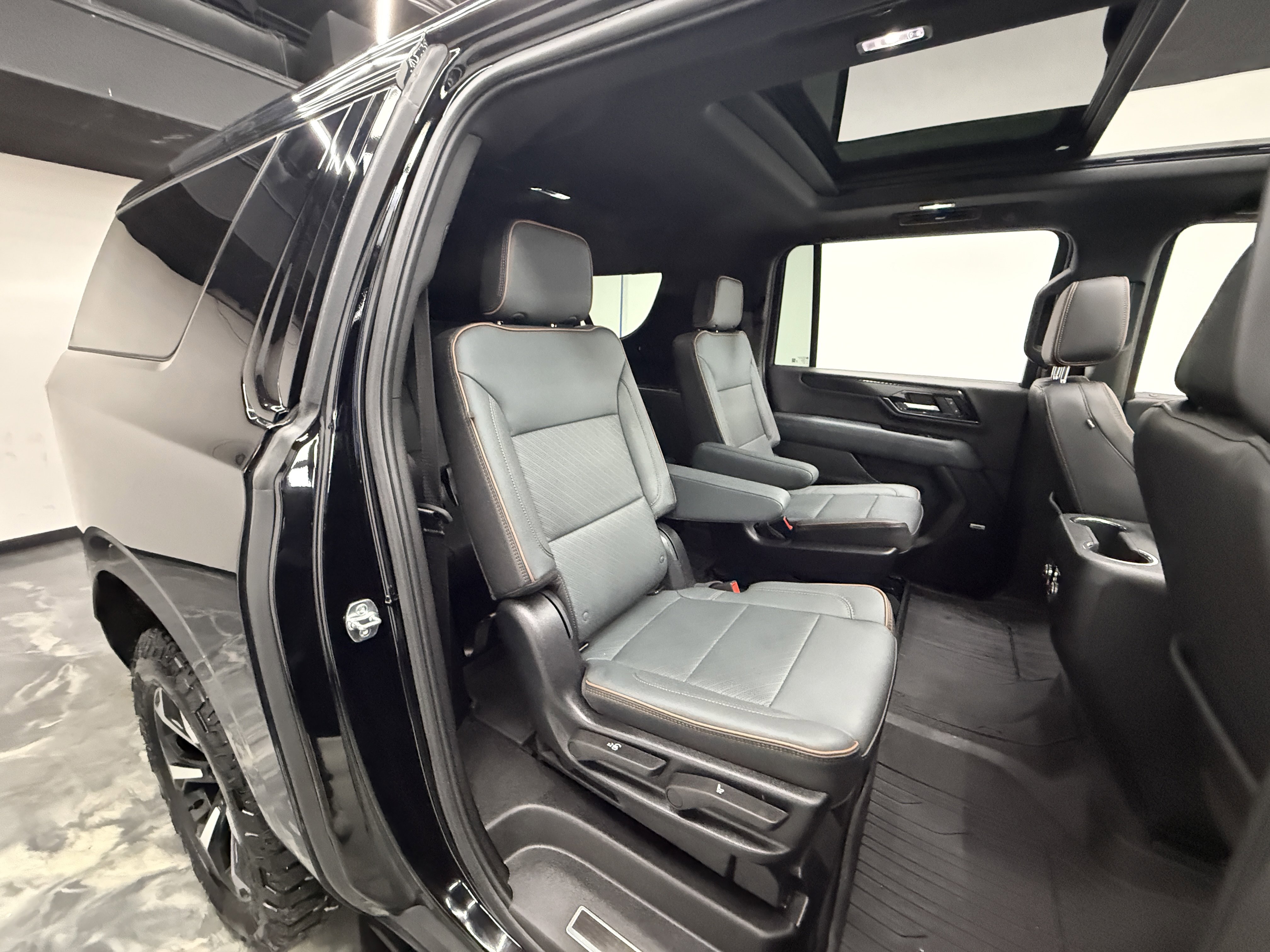 Used 2025 GMC Yukon XL AT4 image 33