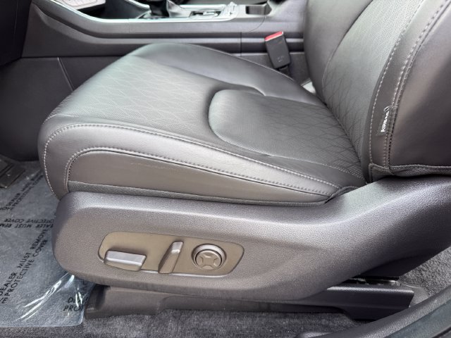 Used 2025 Kia Carnival SX w/ SX Dark Edition Package FWD image 15