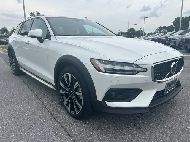 Certified 2025 Volvo V60 B5 Cross Country Ultra AWD/4WD image 1
