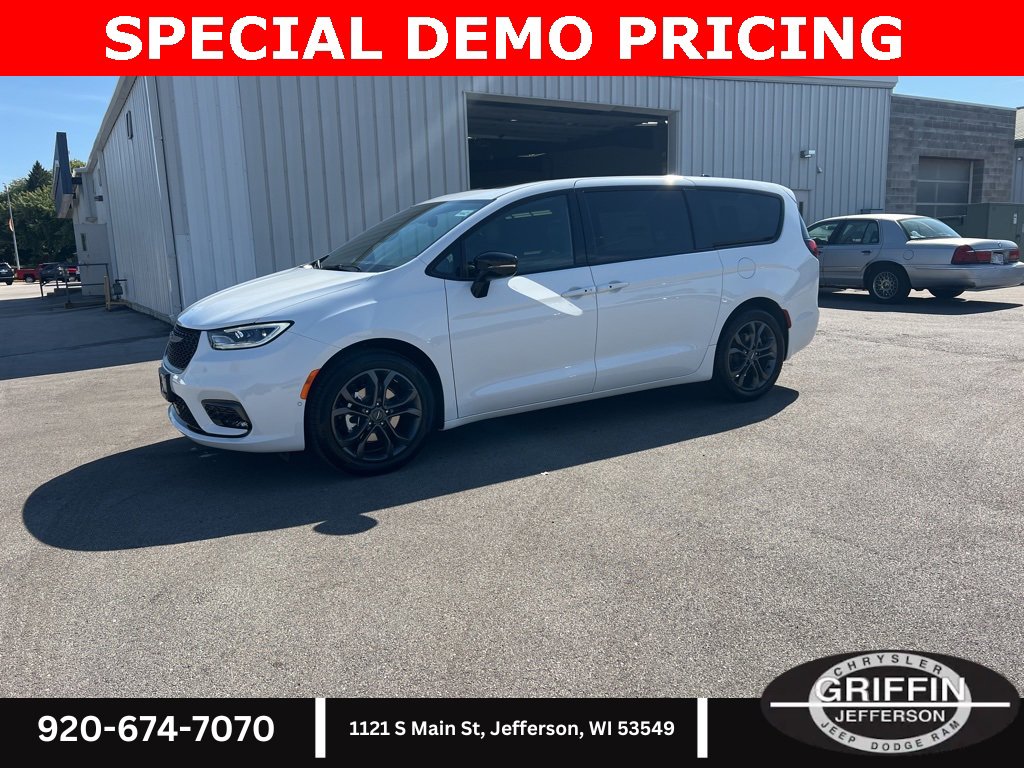 New 2026 Chrysler Pacifica Select image 1