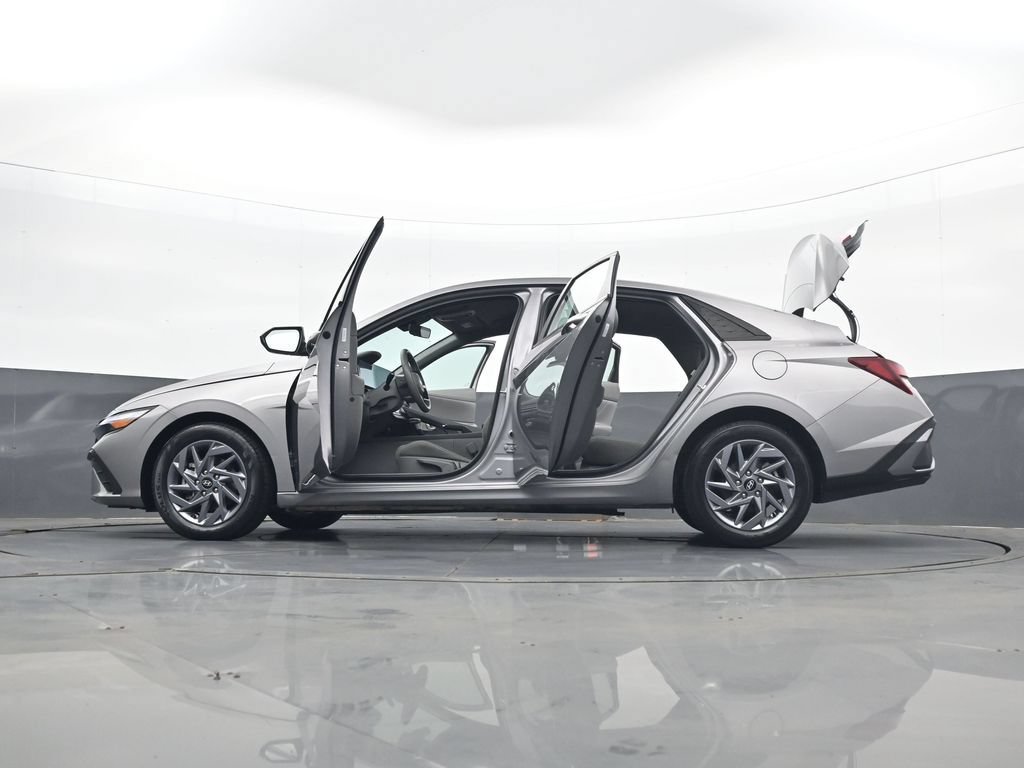 Certified 2024 Hyundai Elantra SEL FWD image 35