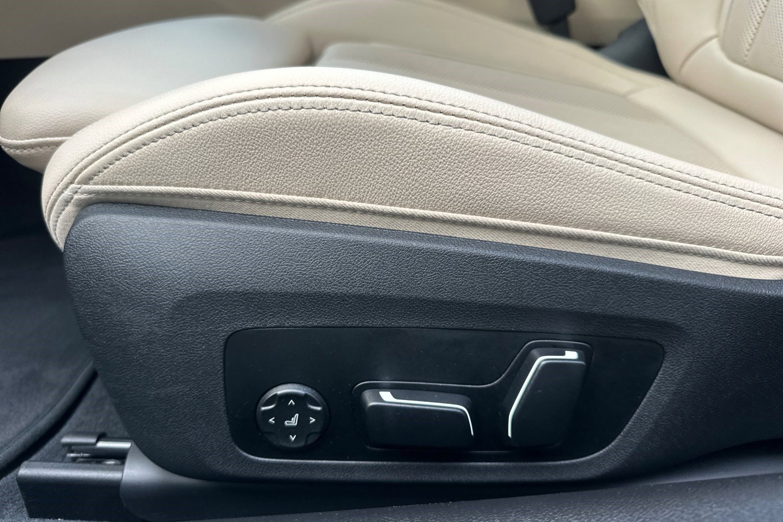 Used 2025 BMW 430i Coupe w/ Convenience Package image 14