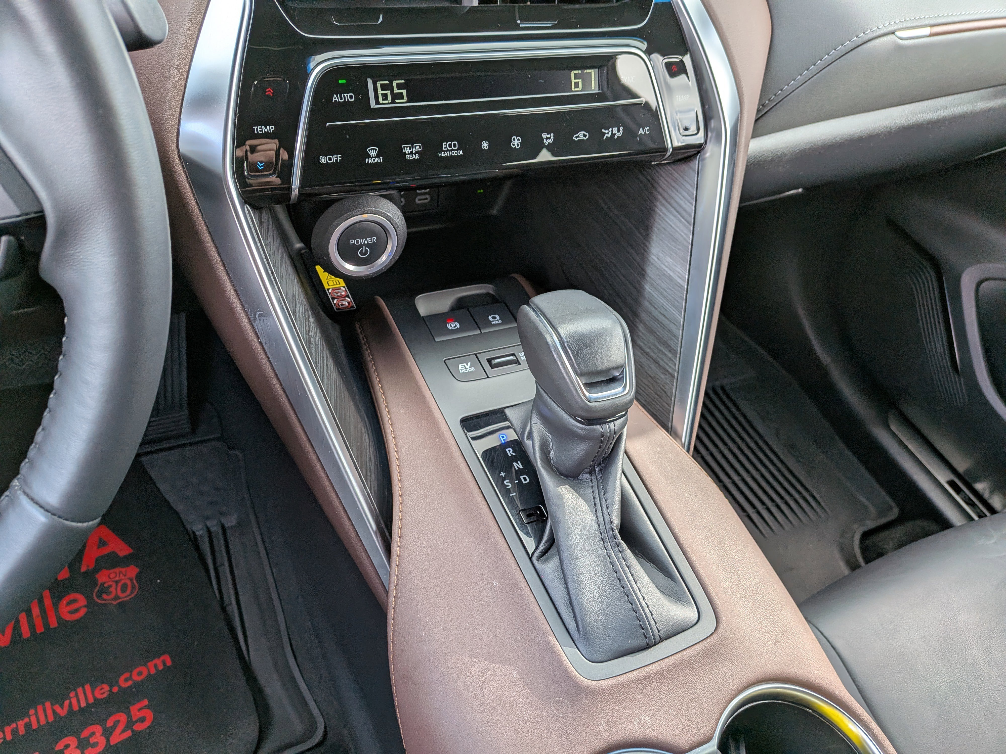 Used 2024 Toyota Venza XLE image 29