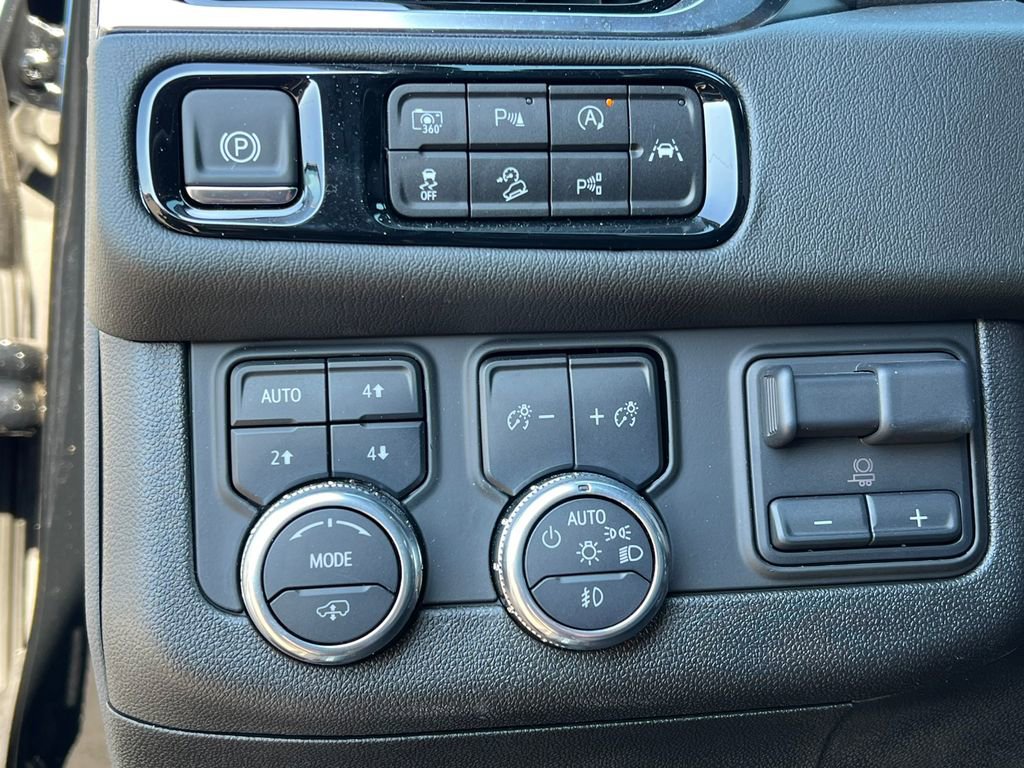 New 2025 GMC Yukon XL Denali w/ Denali Reserve Package image 24