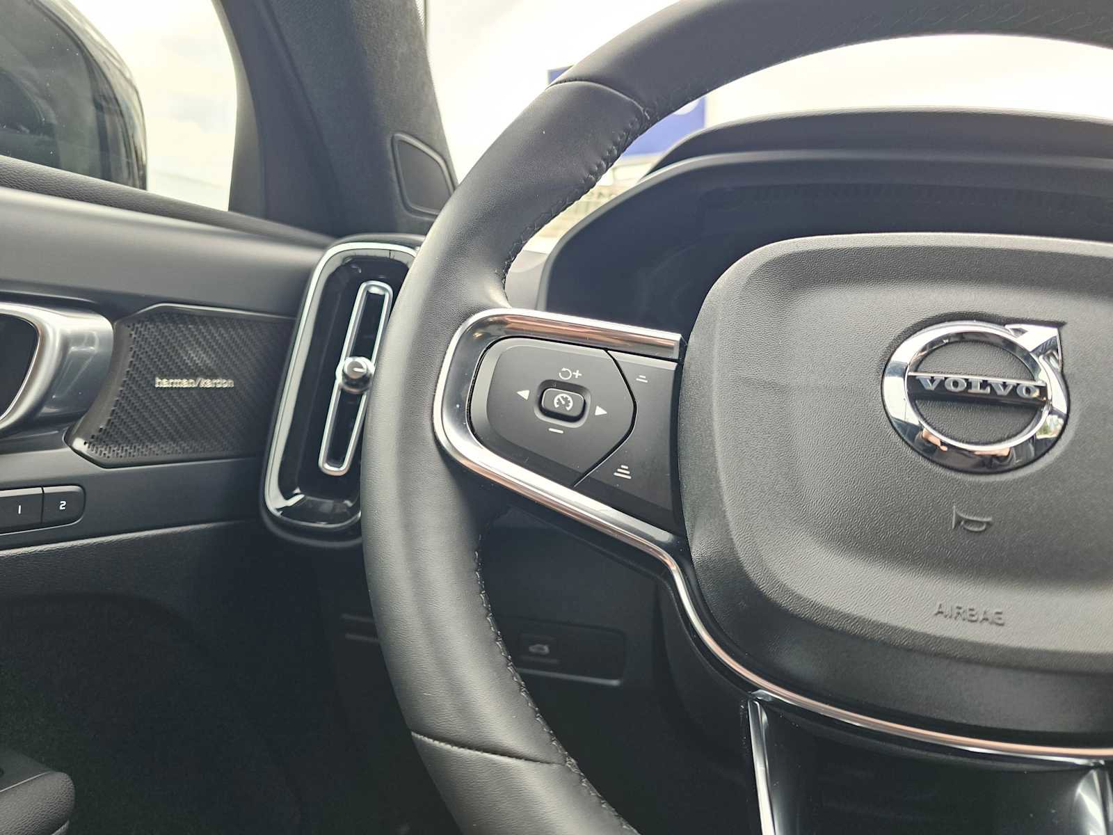 Certified 2023 Volvo C40 P8 Recharge Ultimate image 32