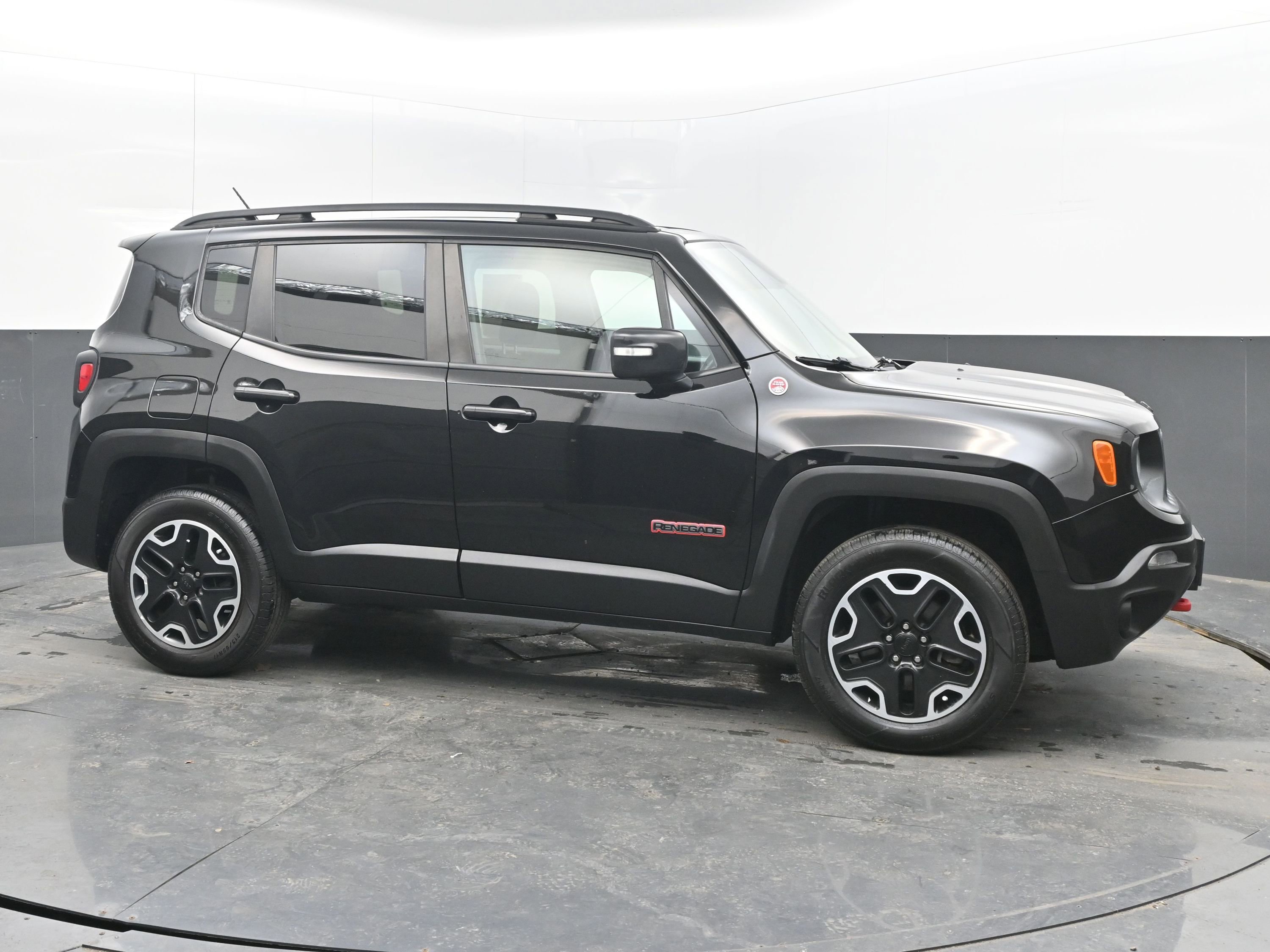 Used 2017 Jeep Renegade Trailhawk image 2