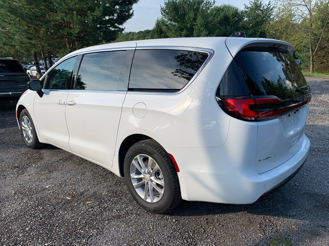 New 2027 Chrysler Pacifica Select FWD image 2