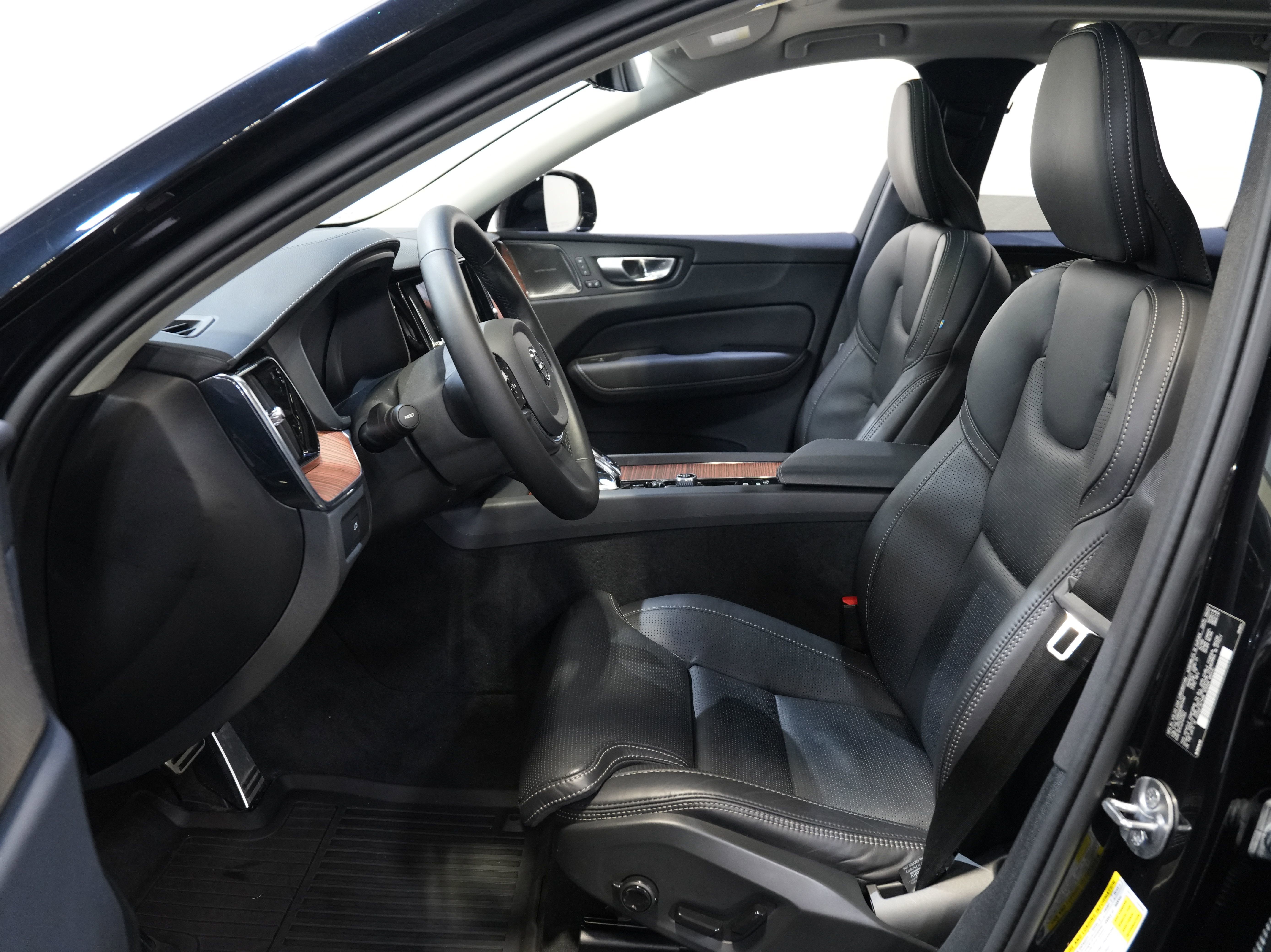 Used 2024 Volvo XC60 B5 Ultimate w/ Protection Package Premier image 30