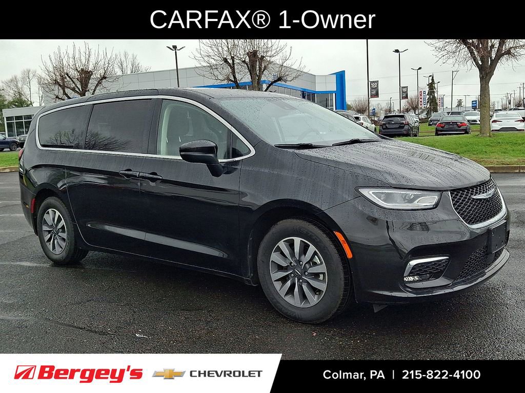 Used 2023 Chrysler Pacifica Touring-L image 3