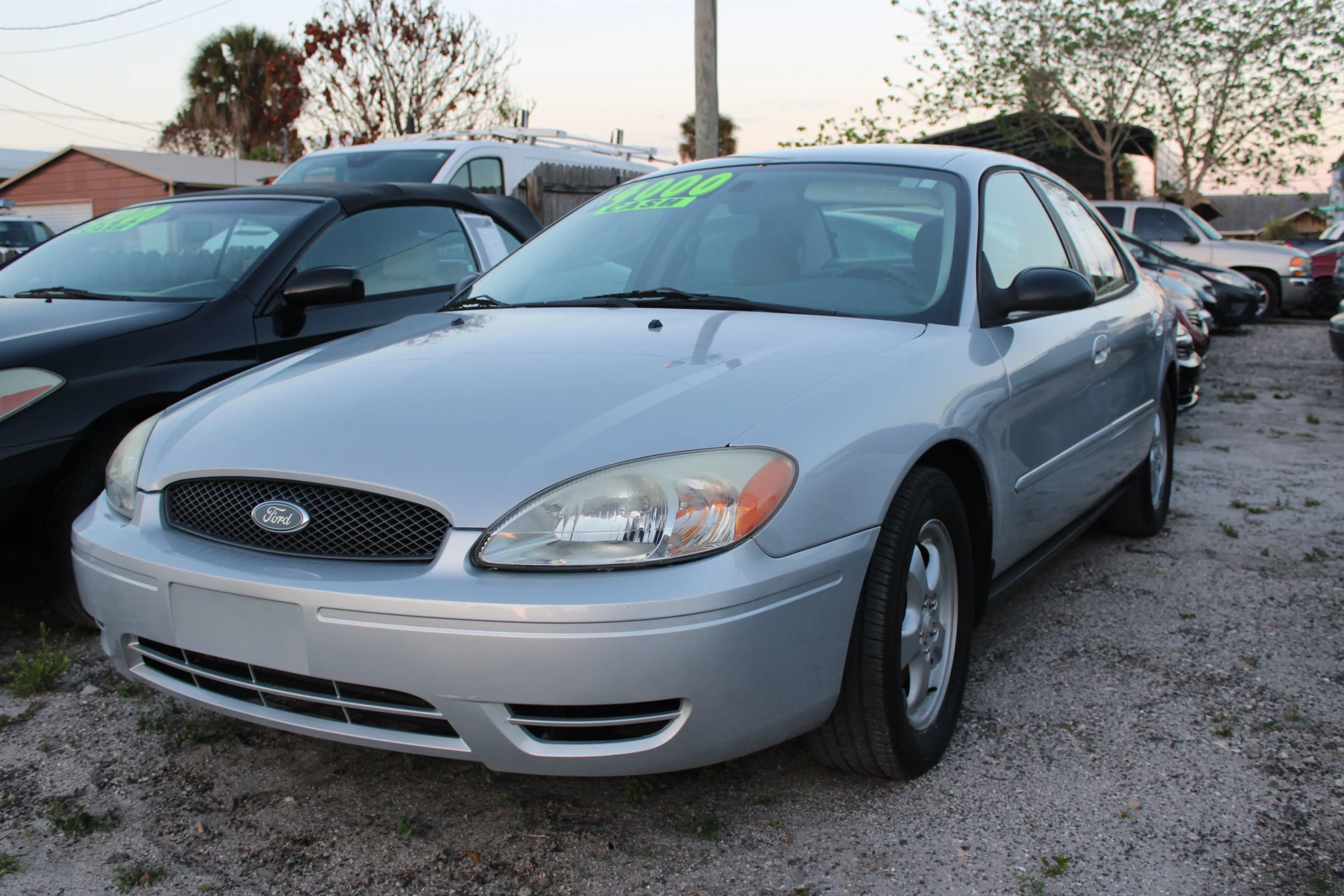 Used 2005 Ford Taurus SE image 1