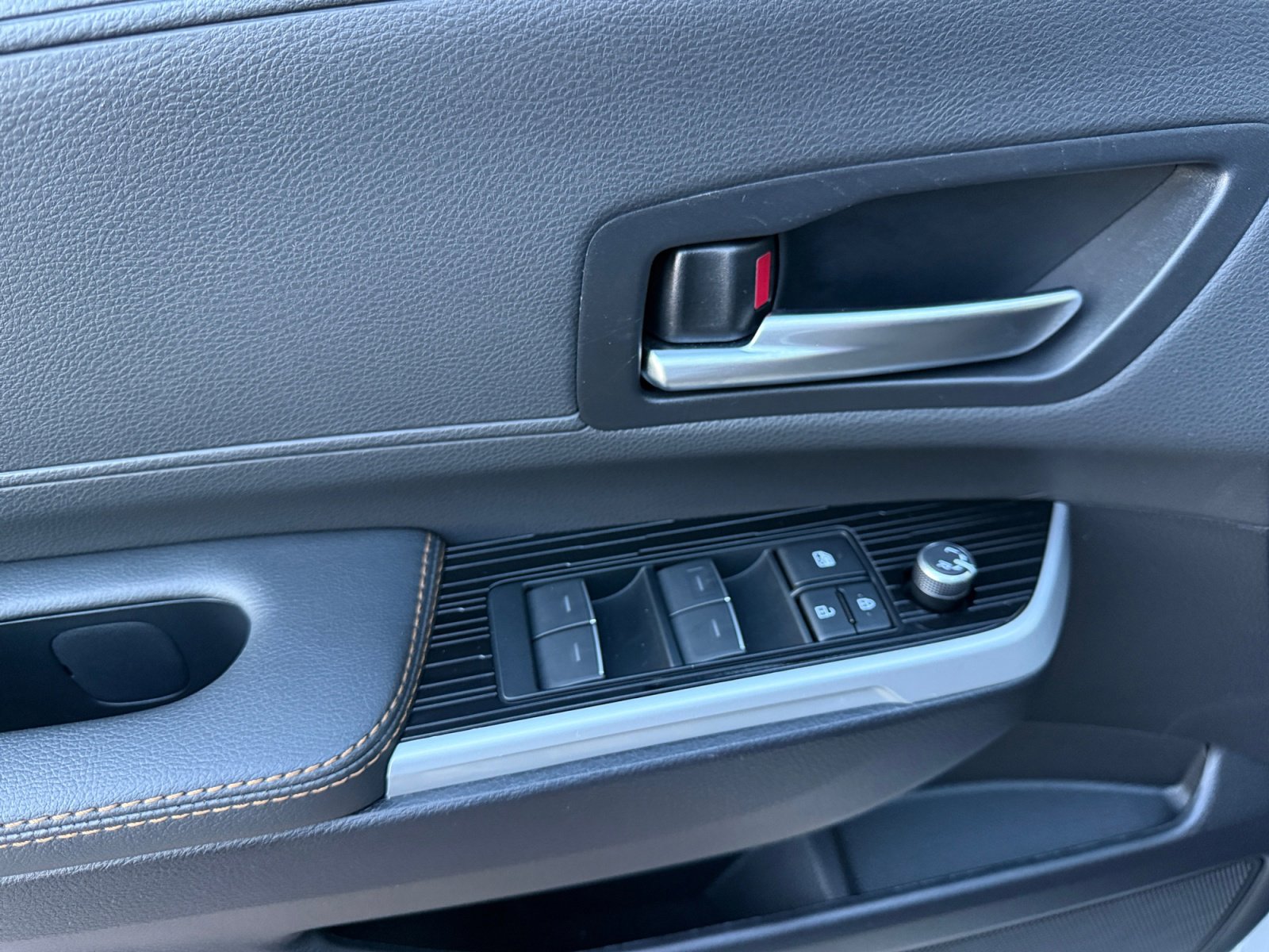 Used 2025 Toyota Sienna XLE Woodland Edition image 15