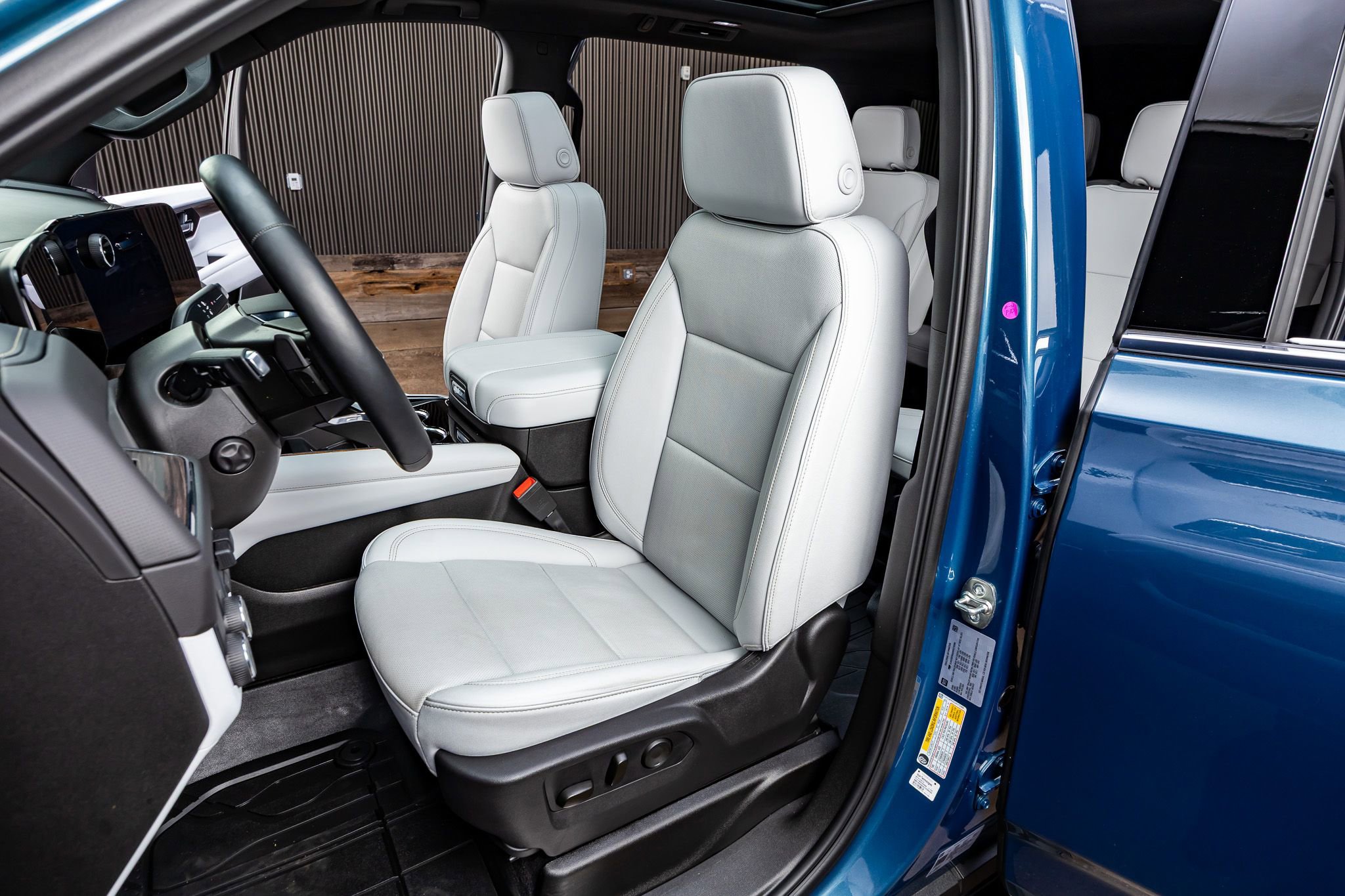 Used 2025 Chevrolet Suburban Premier w/ Sun And Tow Package image 26