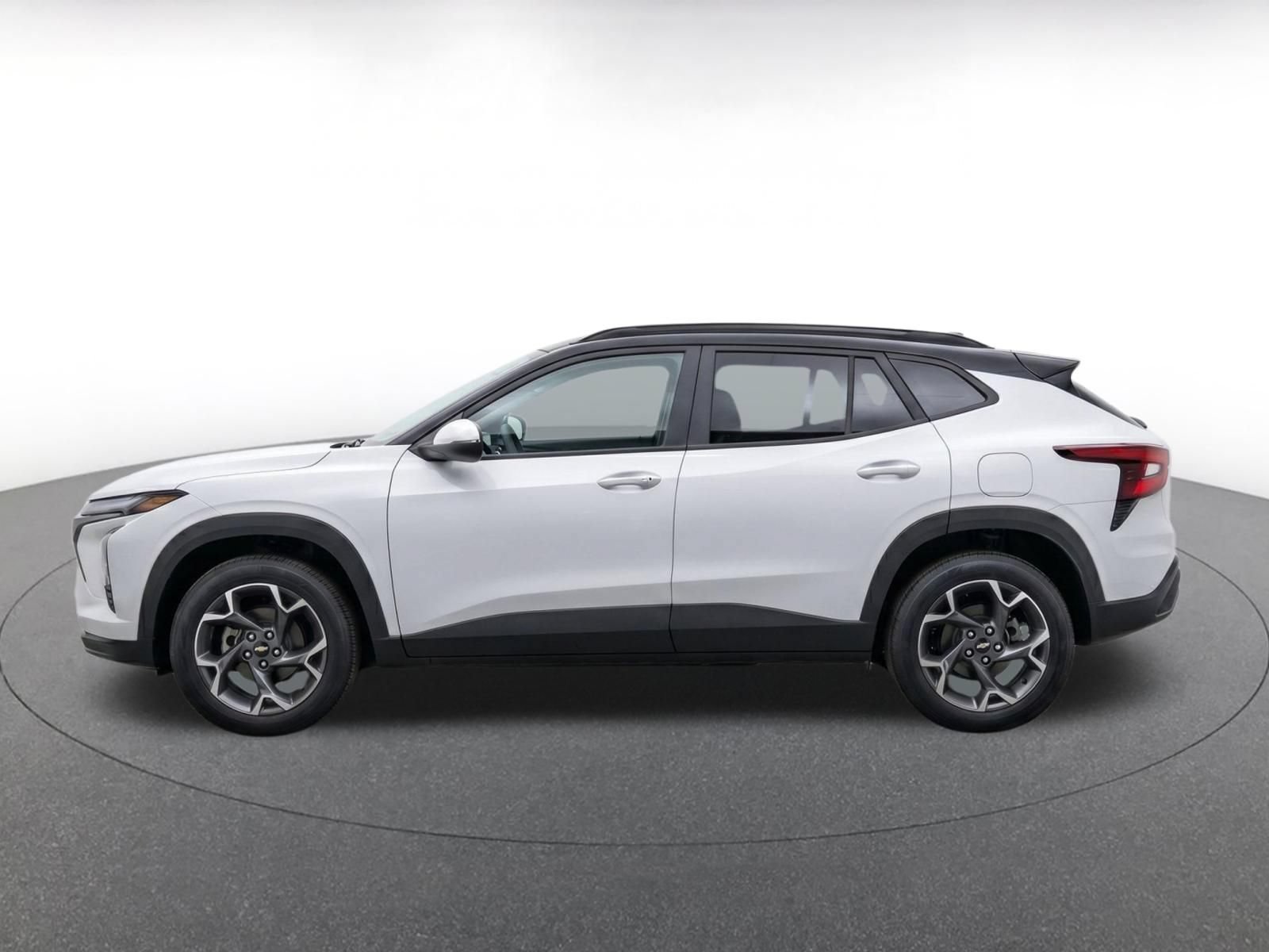 Used 2025 Chevrolet Trax LT FWD image 3