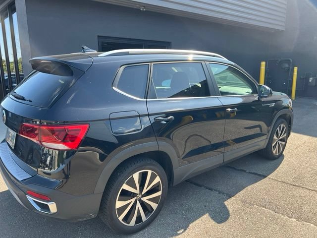 Used 2022 Volkswagen Taos SE FWD image 2