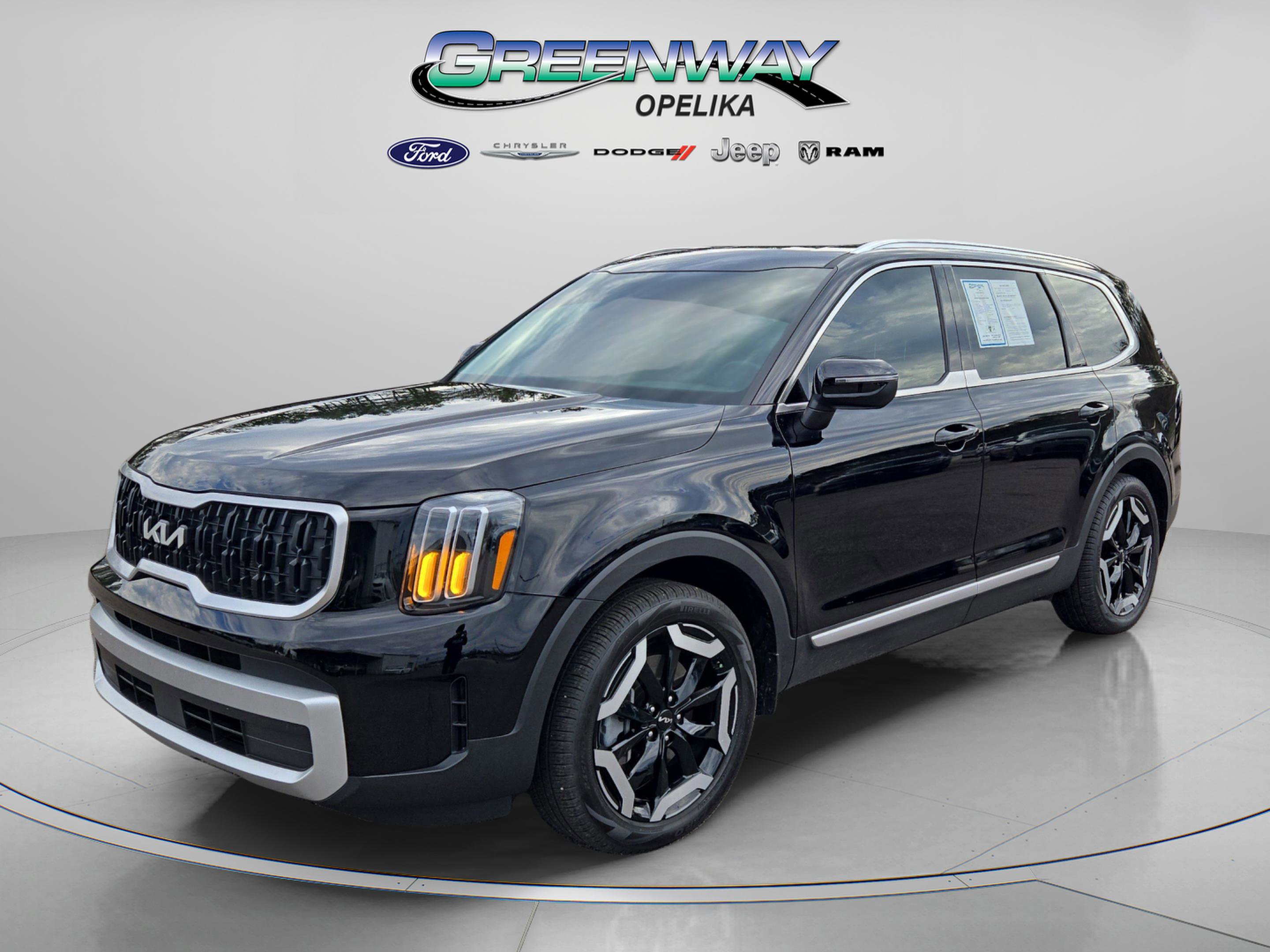Used 2024 Kia Telluride EX w/ EX Captain's Chair Package image 3