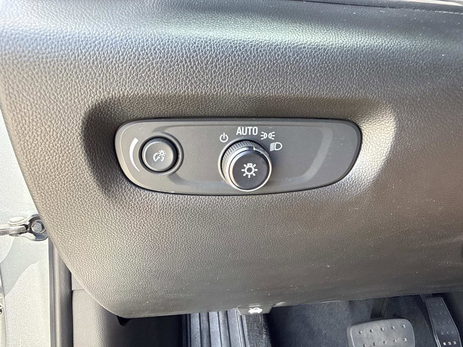 Used 2023 Chevrolet Traverse LT image 30