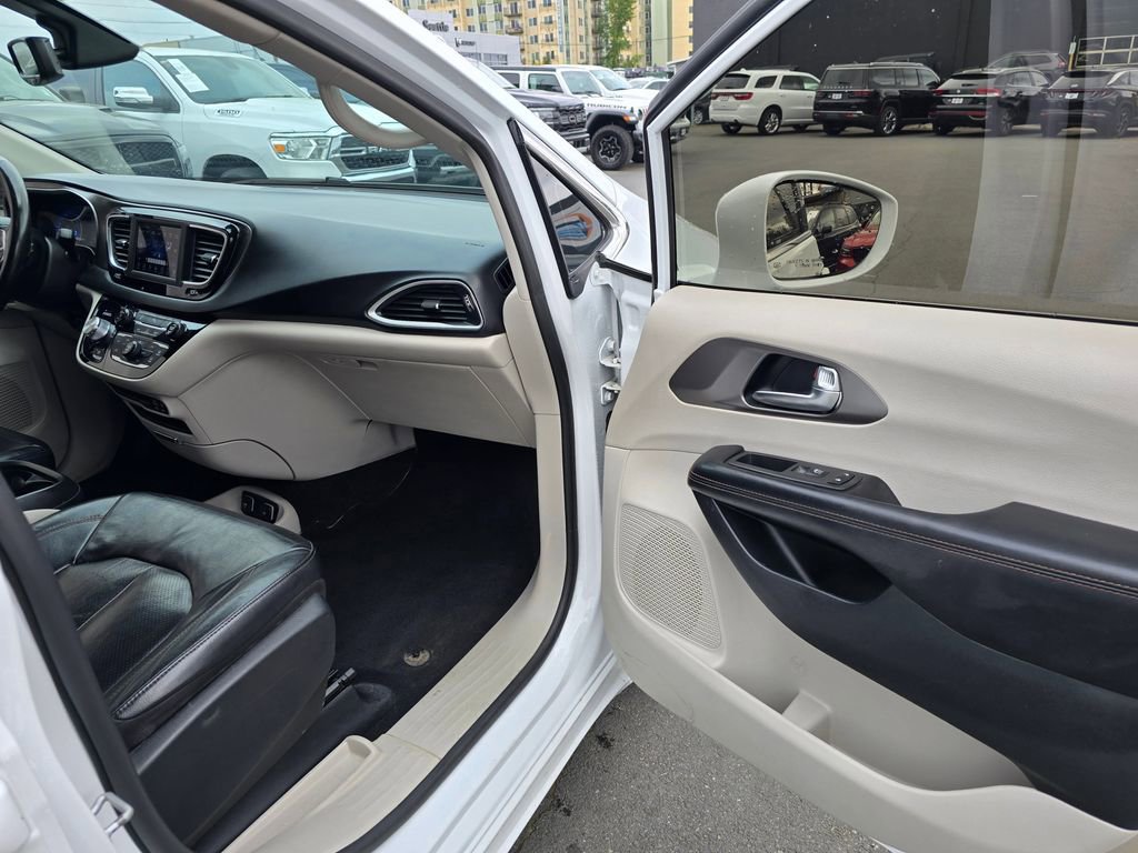 Used 2020 Chrysler Pacifica Touring-L FWD image 14