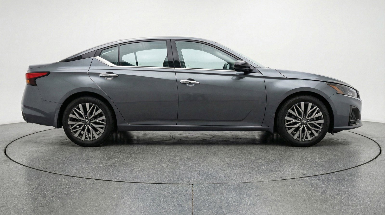 Used 2025 Nissan Altima 2.5 SV image 11