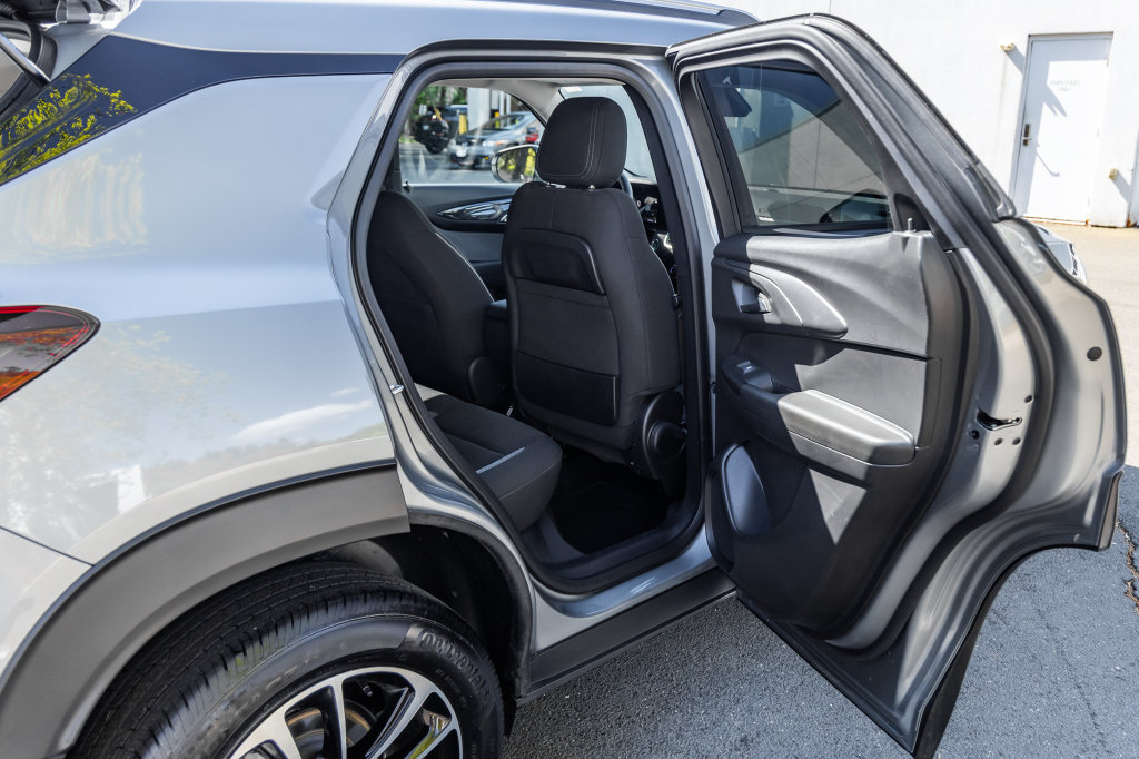 Used 2025 Chevrolet TrailBlazer LT w/ Driver Confidence Package AWD/4WD image 18