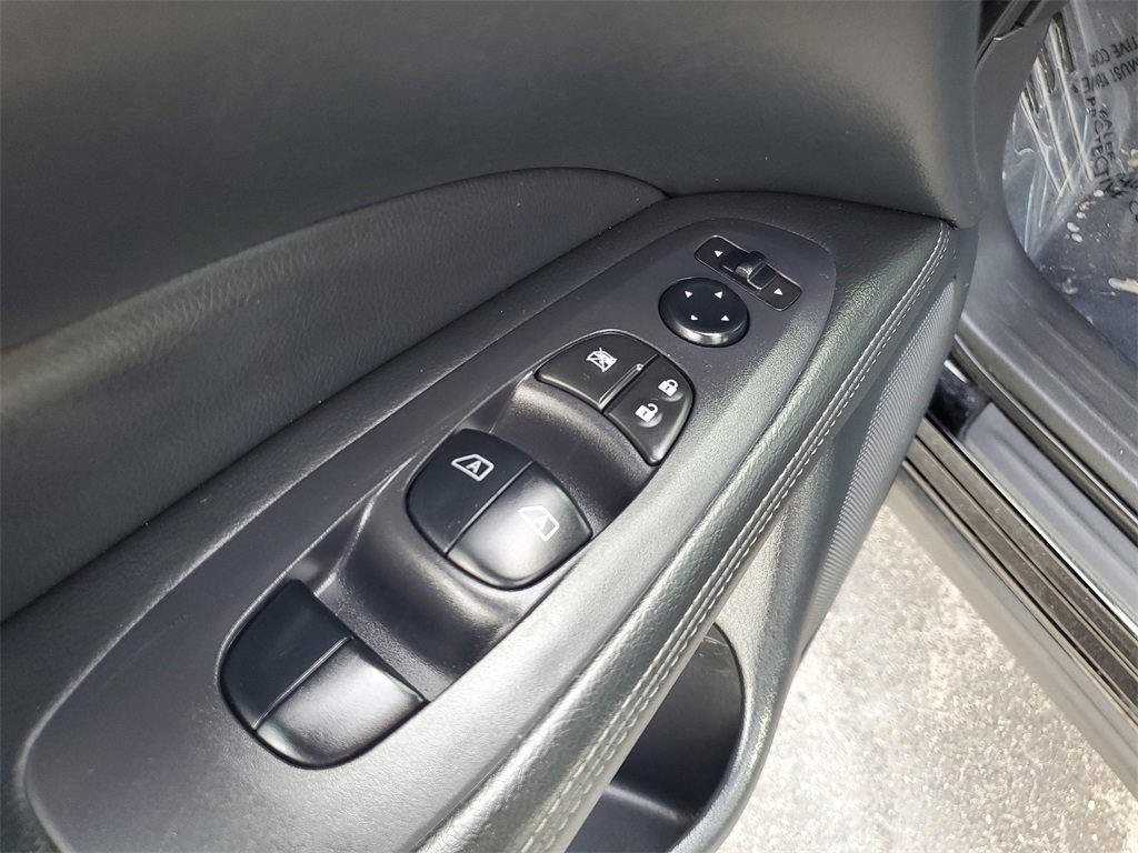 Used 2020 Nissan Pathfinder SV image 18