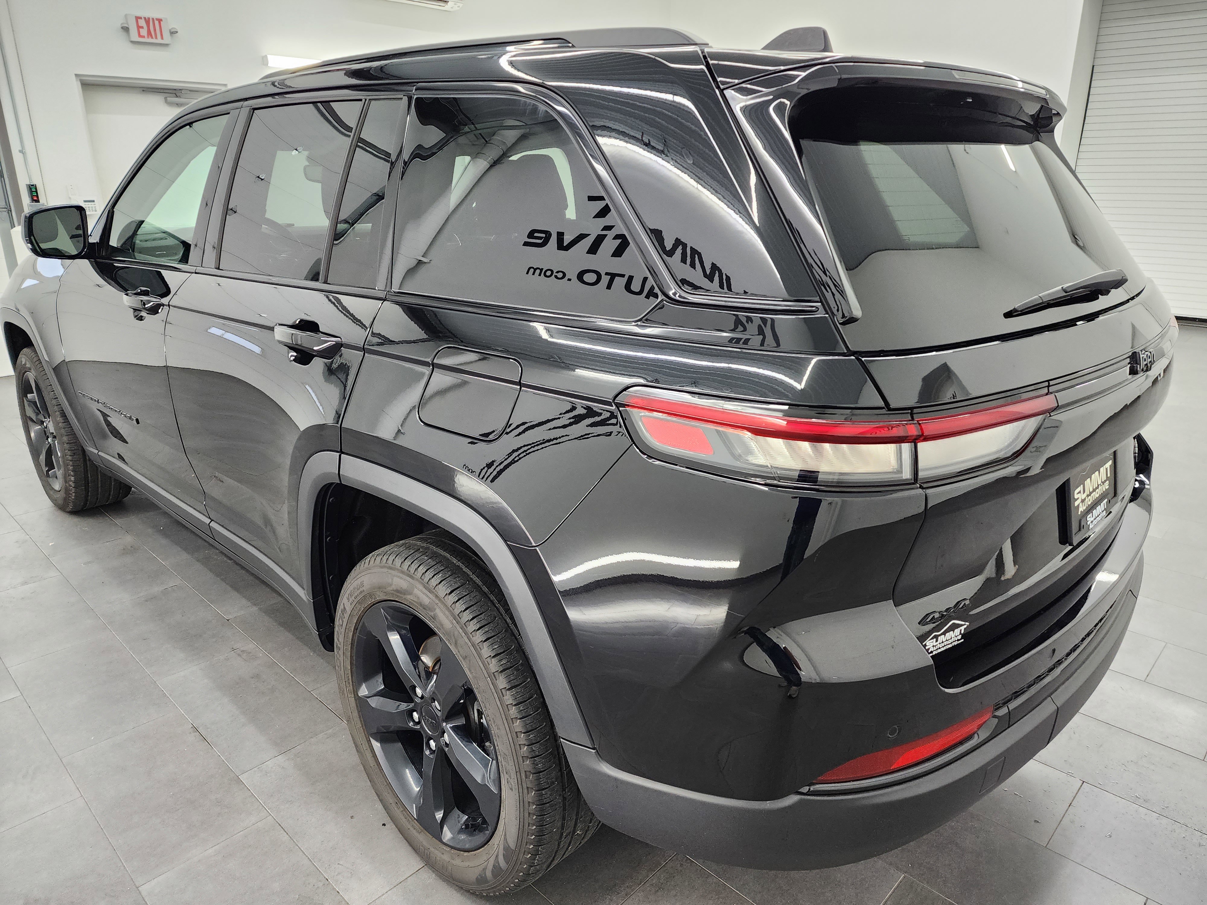 Used 2023 Jeep Grand Cherokee Limited w/ Black Appearance Package image 6