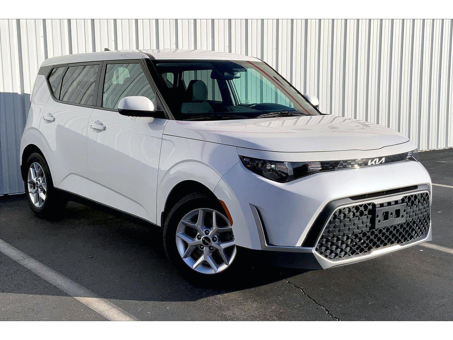 Used 2023 Kia Soul S image 2