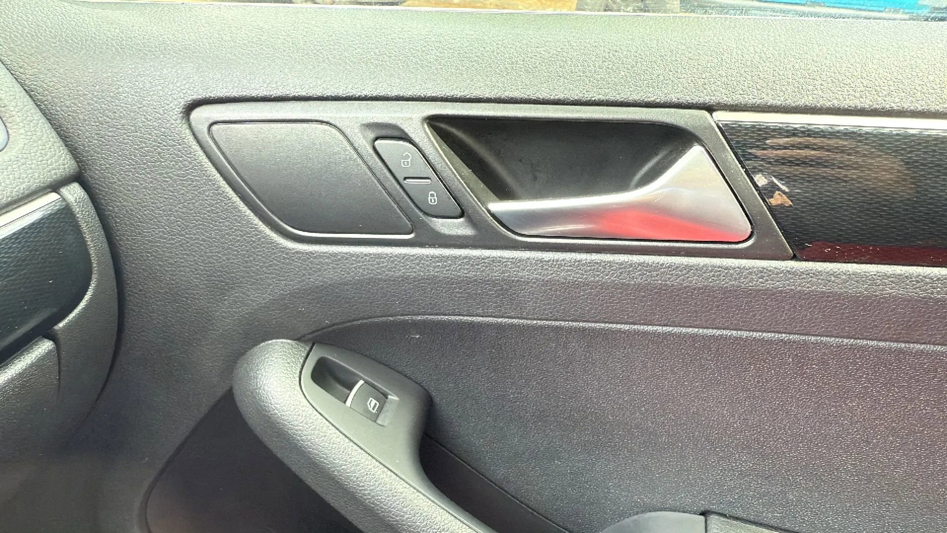 Used 2015 Volkswagen Jetta SEL image 39