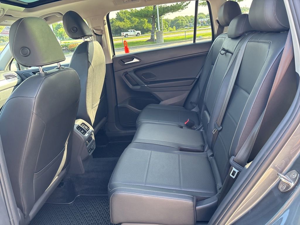 Used 2020 Volkswagen Tiguan SEL AWD/4WD image 39