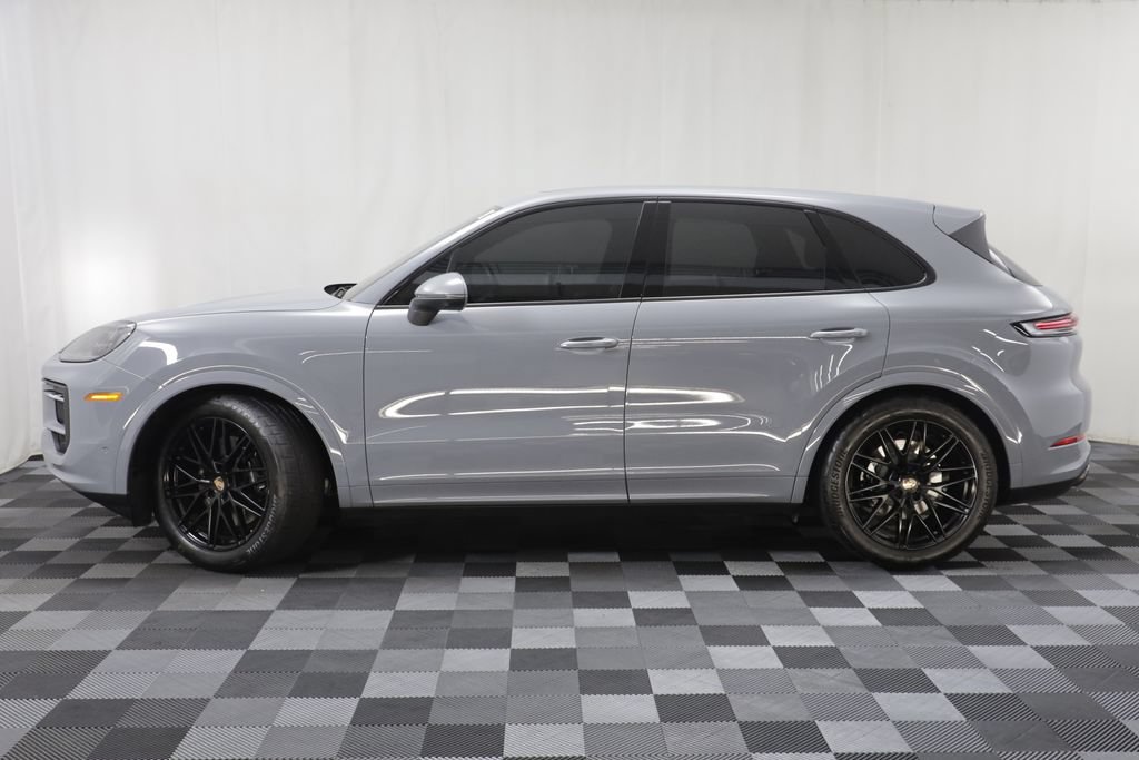 Used 2025 Porsche Cayenne AWD/4WD image 4